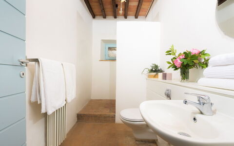 Villa Carmeli 12+2: Badkamer, Loodgieterswerkinrichting, Flooring, Wastafel In De Badkamer, Verdieping, Interieur Ontwerp, Wastafel, Kraan, Loodgieter, Toilet