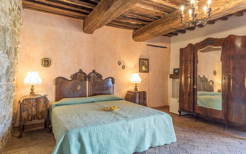 Podere le Corone 14: Muur, Meubilair, Slaapkamer, Flooring, Huis, Bed, Bed Frame, Kamer, Suite, Linens