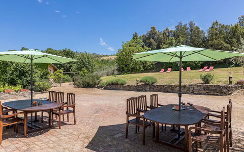 Podere le Corone 14: Meubilair, Buitenmeubels, Tafel, Buitentafel, Stoel, Tuin, Keuken En Eettafel, Paraplu, Schaduw, Landscaping