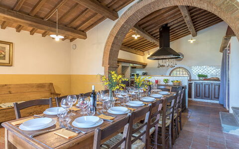 Podere Pratovecchio 14+2: Meubilair, Flooring, Tafel, Keuken En Eettafel, Stoel, Eetkamer, Boerderij, Villa, Kamerplant, Countertop