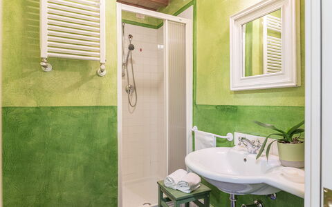 Podere Pratovecchio 14+2: Interieur Ontwerp, Flooring, Verdieping, Loodgieterswerkinrichting, Plafond, Meubilair, Kamer, Loodgieter, Badkamer, Kraan