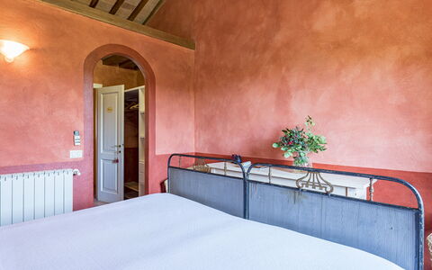 Podere Pratovecchio 14+2: Muur, Meubilair, Interieur Ontwerp, Verdieping, Slaapkamer, Flooring, Laken, Bed Frame, Bed, Bedding