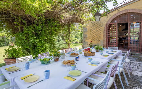 Podere Pratovecchio 14+2: Meubilair, Tafel, Stoel, Keuken En Eettafel, Tafelkleed, Restaurant, Buitentafel, Tuin, Voedsel, Buitenmeubels