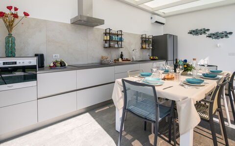 Villa Sabbie Rosse 6: Keuken, Countertop, Meubilair, Interieur Ontwerp, Toestel Van De Keuken, Flooring, Major Appliance, Cabinetry, Huis, Verdieping
