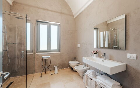 La Torre di Monsignore 12: Flooring, Muur, Verdieping, Interieur Ontwerp, Loodgieterswerkinrichting, Plafond, Badkamer, Verlichting, Kamer, Loodgieter