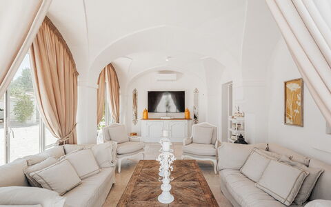 La Torre di Monsignore 12: Meubilair, Interieur Ontwerp, Bankstel, Flooring, Verdieping, Huis, Verlichting, Appartement, Woonkamer, Plafond