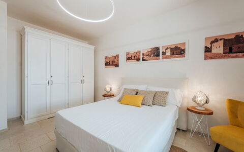 La Torre di Monsignore 12: Bed, Interieur Ontwerp, Meubilair, Slaapkamer, Verdieping, Muur, Flooring, Hout, Plafond, Bedding