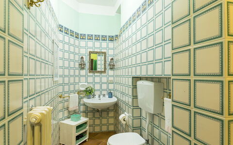 Villa Rinaldi 6: Flooring, Interieur Ontwerp, Verdieping, Tegel, Glas, Badkamer, Behang, Verf, Toilet