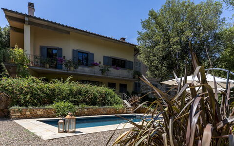 Villa Rinaldi 6: Huis, Woongebied, Struik, Huis, Tuin, Schaduw, Backyard, Landgoed, Landscaping