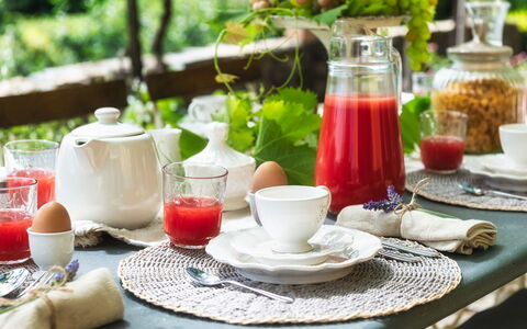 Villa Marraccini 8: Tableware, Serveware, Voedsel, Kop, Drinkware, Dishware, Tafel, Theepot, Porselein, Bord