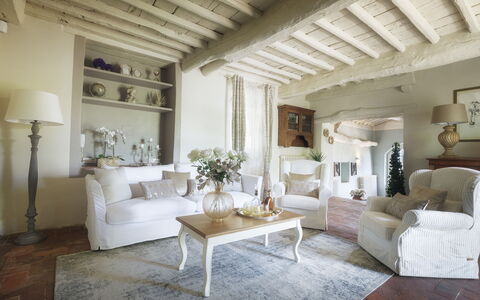 Villa Marraccini 8: Meubilair, Interieur Ontwerp, Bankstel, Muur, Woonkamer, Kamer, Huis, Flooring, Plafond, Kussen Gooien