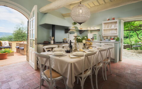 Villa Marraccini 8: Meubilair, Interieur Ontwerp, Stoel, Tafel, Eetkamer, Keuken En Eettafel, Huis, Plafond, Verlichting, Tableware