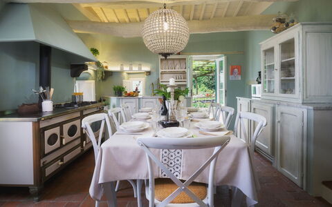 Villa Marraccini 8: Meubilair, Interieur Ontwerp, Tafel, Keuken, Stoel, Plafond, Verlichting, Keuken En Eettafel, Tableware, Huis