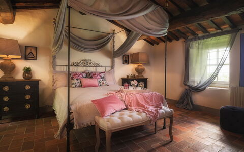 Villa Marraccini 8: Meubilair, Bed, Interieur Ontwerp, Slaapkamer, Bedding, Linens, Laken, Textiel, Huis, Verlichting
