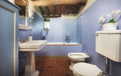 Villa Marraccini 8: Muur, Loodgieterswerkinrichting, Badkamer, Wastafel In De Badkamer, Wastafel, Kraan, Flooring, Loodgieter, Deur, Toilet