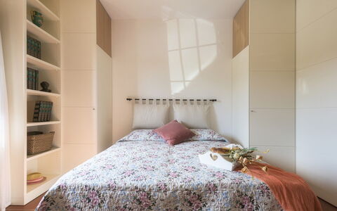 La Panoramica 8: Meubilair, Bed, Interieur Ontwerp, Slaapkamer, Muur, Flooring, Verdieping, Laken, Bedding, Hout