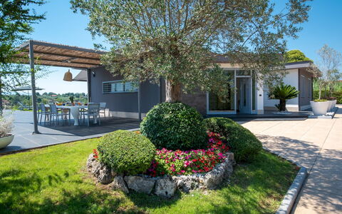 Villa Atmosfere 8: Struik, Tuin, Huis, Woongebied, Land Lot, Schaduw, Landgoed, Groundcover, Landscaping
