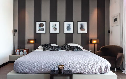 Villa Atmosfere 8: Meubilair, Bed, Interieur Ontwerp, Slaapkamer, Bedding, Muur, Laken, Flooring, Verdieping, Plafond