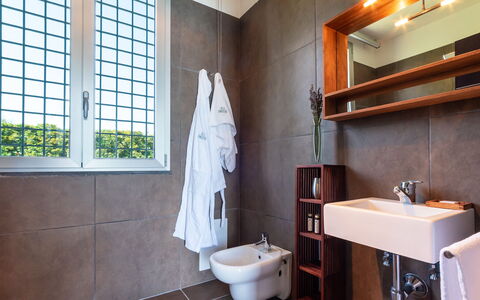 Villa Atmosfere 8: Loodgieterswerkinrichting, Flooring, Muur, Badkamer, Verdieping, Interieur Ontwerp, Hout, Wastafel, Kraan, Wastafel In De Badkamer