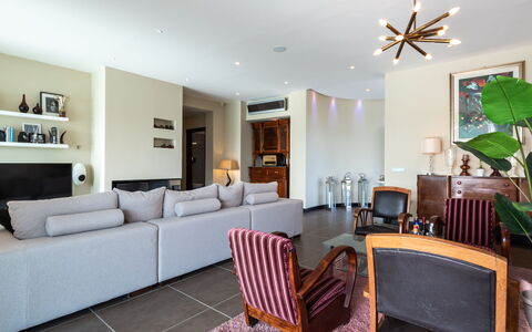 Villa Atmosfere 8: Meubilair, Interieur Ontwerp, Flooring, Verdieping, Bankstel, Kamer, Woonkamer, Hout, Plafond, Tafel