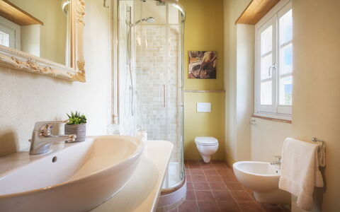 Villa Il Magnifico 10: Muur, Badkamer, Flooring, Loodgieterswerkinrichting, Interieur Ontwerp, Verdieping, Verlichting, Kraan, Bad, Meubilair