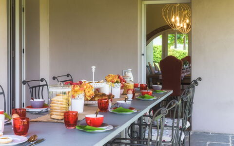 Villa Il Magnifico 10: Meubilair, Tableware, Tafel, Stoel, Interieur Ontwerp, Keuken En Eettafel, Serveware, Drinkware, Voedsel, Restaurant