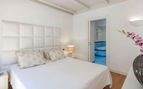 Villa Rossa 12: Bed, Slaapkamer, Meubilair, Bedding, Laken, Interieur Ontwerp, Verdieping, Huis, Linens, Flooring