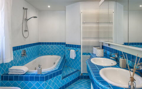 Villa Rossa 12: Interieur Ontwerp, Flooring, Loodgieterswerkinrichting, Verdieping, Badkamer, Plafond, Meubilair, Kraan, Loodgieter, Bad