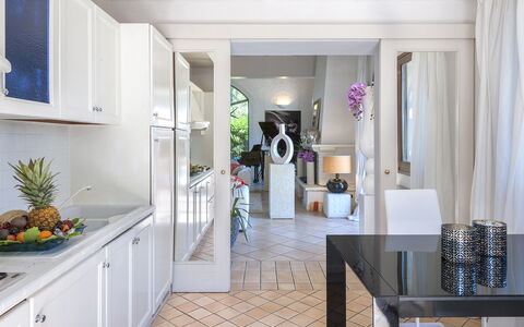Villa Rossa 12: Interieur Ontwerp, Flooring, Meubilair, Verdieping, Plafond, Verlichting, Keuken, Countertop, Huis, Kamer