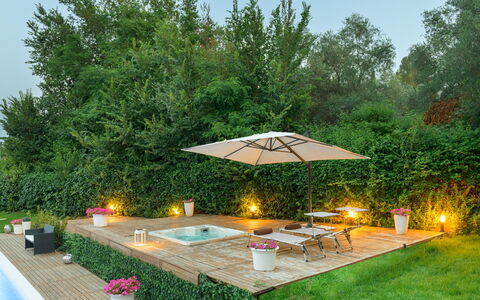 Villa Rossa 12: Tuin, Zwembad, Buitenmeubels, Meubilair, Paraplu, Backyard, Bloempot, Buitentafel, Toevlucht, Stoel