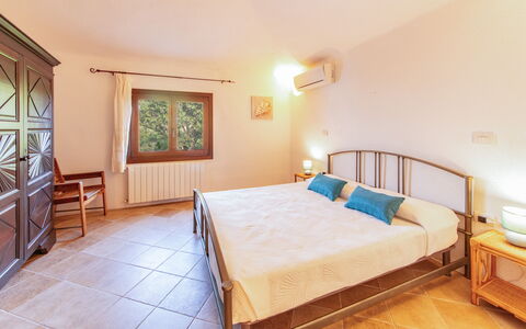 Villa Isa 6: Interieur Ontwerp, Flooring, Verdieping, Meubilair, Hout, Plafond, Bed, Kamer, Slaapkamer, Huis