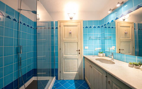 Villa Isa 6: Blauw, Interieur Ontwerp, Flooring, Loodgieterswerkinrichting, Verdieping, Badkamer, Kraan, Tegel, Loodgieter, Wastafel