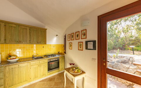 Villa Isa 6: Interieur Ontwerp, Hout, Flooring, Geel, Plafond, Meubilair, Verdieping, Kamer, Countertop, Keuken