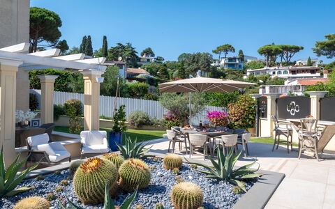 Villa Callari 6+2: Struik, Tuin, Woongebied, Huis, Landscaping, Toevlucht, Bloempot, Hacienda, Schaduw