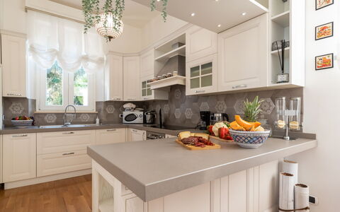 Villa Callari 6+2: Keuken, Countertop, Cabinetry, Meubilair, Toestel Van De Keuken, Interieur Ontwerp, Hout, Flooring, Major Appliance, Huis