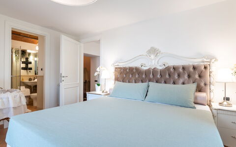 Villa Callari 6+2: Meubilair, Bed, Interieur Ontwerp, Slaapkamer, Bedding, Hout, Laken, Kamer, Linens, Huis