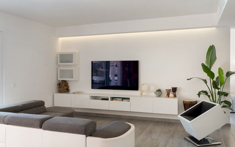 Villa Pietro 10: Meubilair, Interieur Ontwerp, Muur, Flooring, Hout, Televisie, Plafond, Woonkamer, Verdieping, Kamer