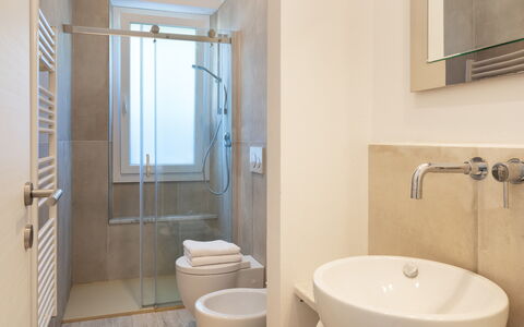 Villa Cristina 3: Badkamer, Flooring, Loodgieterswerkinrichting, Verdieping, Interieur Ontwerp, Muur, Toilet, Wastafel In De Badkamer, Wastafel, Wc Bril