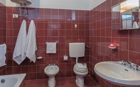 Villa le Logge 12: Badkamer, Loodgieterswerkinrichting, Interieur Ontwerp, Flooring, Wastafel, Wastafel In De Badkamer, Verdieping, Kraan, Wc Bril, Toilet