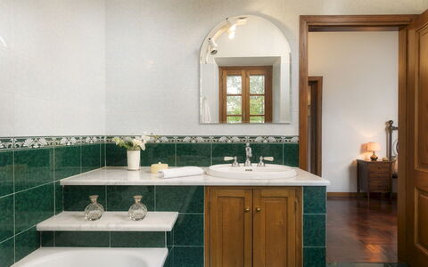 Fonte Pinella 8: Loodgieterswerkinrichting, Wastafel In De Badkamer, Wastafel, Interieur Ontwerp, Kraan, Flooring, Badkamer, Countertop, Badkamerkast, Loodgieter
