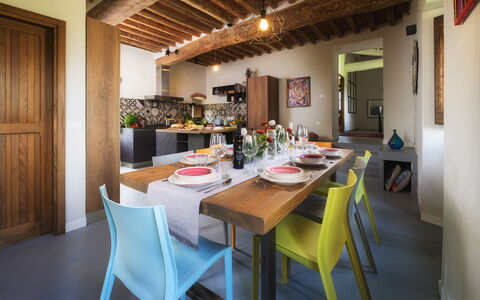 La Vecchia Pieve 8: Meubilair, Interieur Ontwerp, Flooring, Stoel, Muur, Tafel, Hout, Keuken En Eettafel, Eetkamer, Verdieping