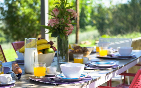 La Vecchia Pieve 8: Tableware, Meubilair, Serveware, Tafel, Drinkware, Dishware, Bord, Voedsel, Serviesje, Stoel