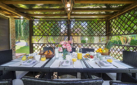 Podere Caprarecce 8: Meubilair, Stoel, Tafel, Toevlucht, Buitenmeubels, Eco Hotel, Keuken En Eettafel, Schaduw, Tuin, Buitentafel