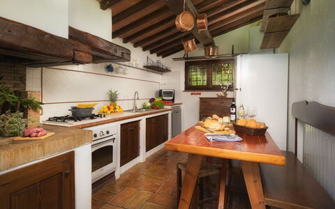 Podere Caprarecce 8: Keuken, Hout, Interieur Ontwerp, Meubilair, Countertop, Flooring, Toestel Van De Keuken, Huis, Plafond, Verdieping