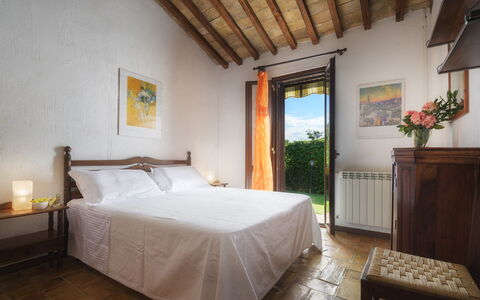 Podere Caprarecce 8: Muur, Meubilair, Huis, Slaapkamer, Bed, Bed Frame, Hardwood, Bedding, Kamerplant, Beits