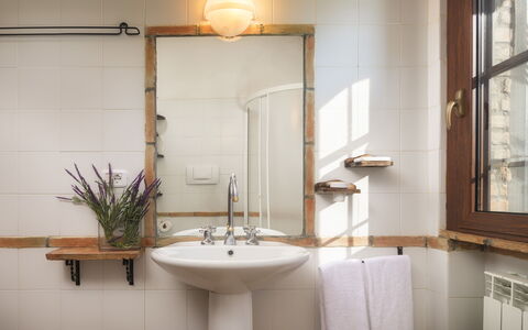 Podere Caprarecce 8: Interieur Ontwerp, Loodgieterswerkinrichting, Wastafel In De Badkamer, Badkamer, Spiegel, Kraan, Loodgieter, Wastafel, Lichte Inrichting
