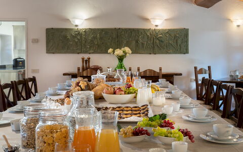 Borgo Gallinaio 32: Meubilair, Interieur Ontwerp, Tafel, Tableware, Voedsel, Verlichting, Stoel, Serveware, Kamer, Plafond