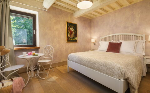 La Dama del Bosco 8+3: Muur, Interieur Ontwerp, Slaapkamer, Bed, Meubilair, Laken, Bedding, Verdieping, Flooring, Verlichting