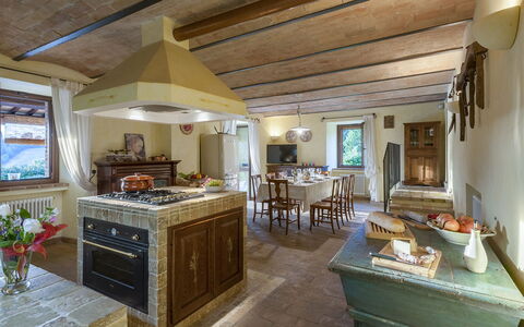 Villa Il Baiocco 8: Meubilair, Hout, Interieur Ontwerp, Tafel, Huis, Flooring, Verlichting, Kamer, Plafond, Keuken