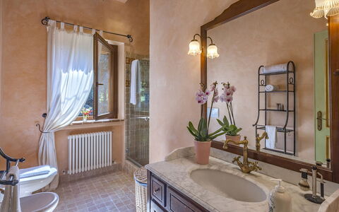 Villa Il Baiocco 8: Interieur Ontwerp, Loodgieterswerkinrichting, Wastafel In De Badkamer, Flooring, Kraan, Badkamer, Verlichting, Verdieping, Wastafel, Loodgieter